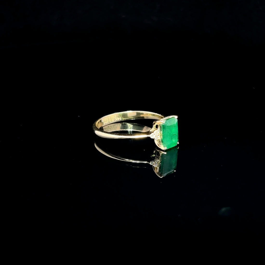 ANILLO DE ORO CON DIAMANTES Y ESMERALDA