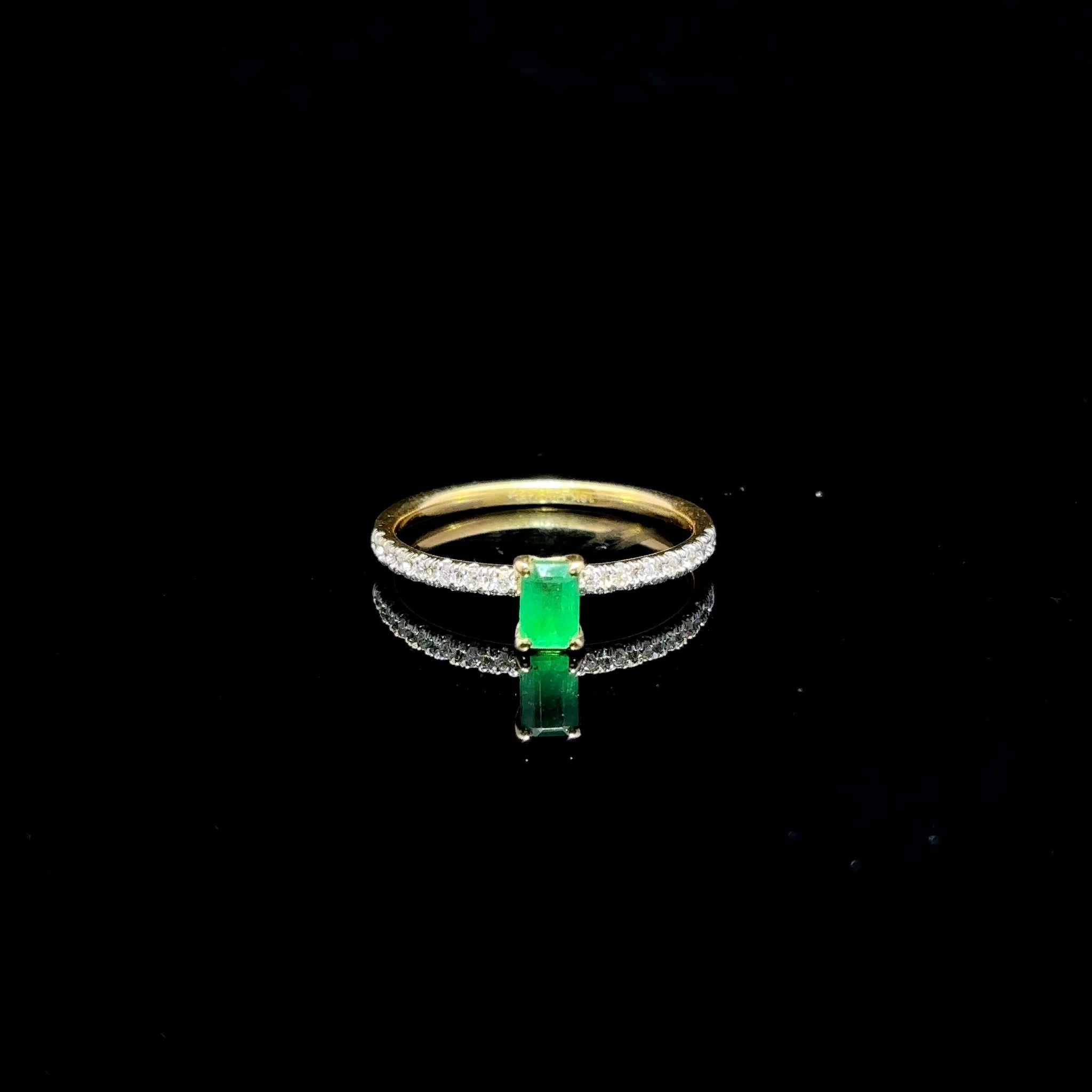 ANILLO DE ORO CON DIAMANTES Y ESMERALDA