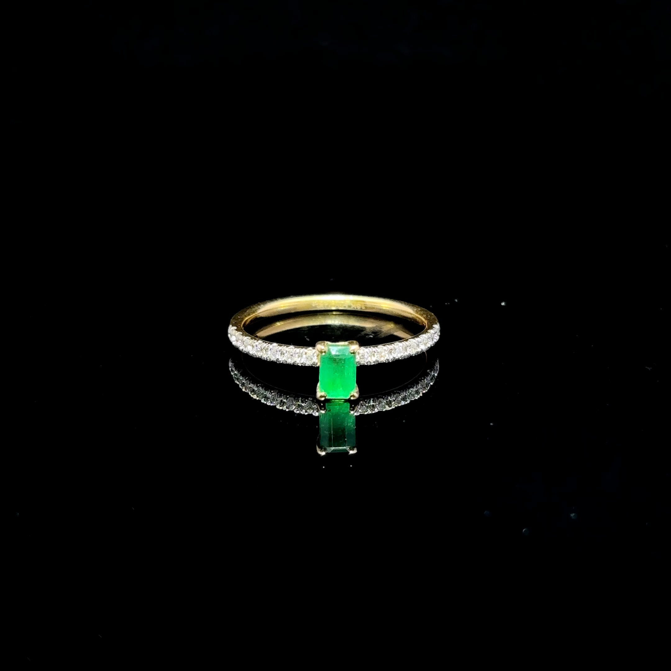 ANILLO DE ORO CON DIAMANTES Y ESMERALDA