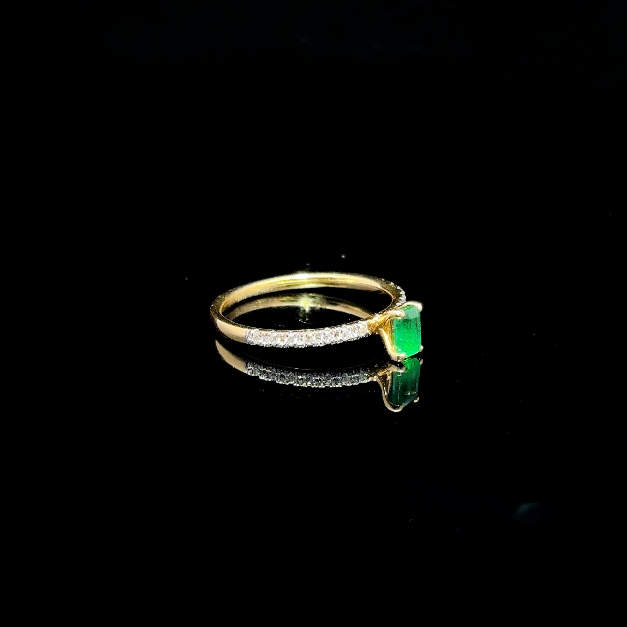 ANILLO DE ORO CON DIAMANTES Y ESMERALDA
