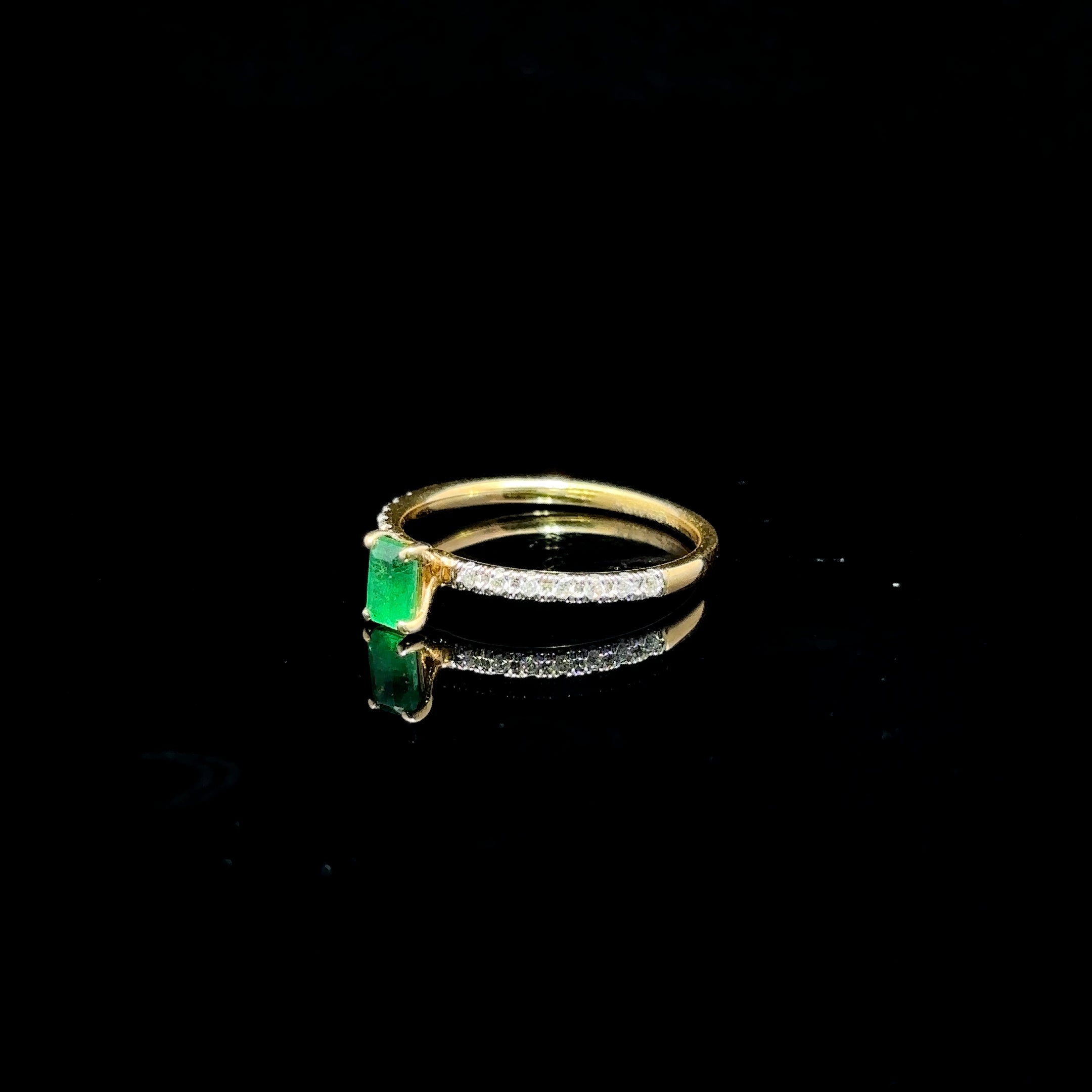ANILLO DE ORO CON DIAMANTES Y ESMERALDA