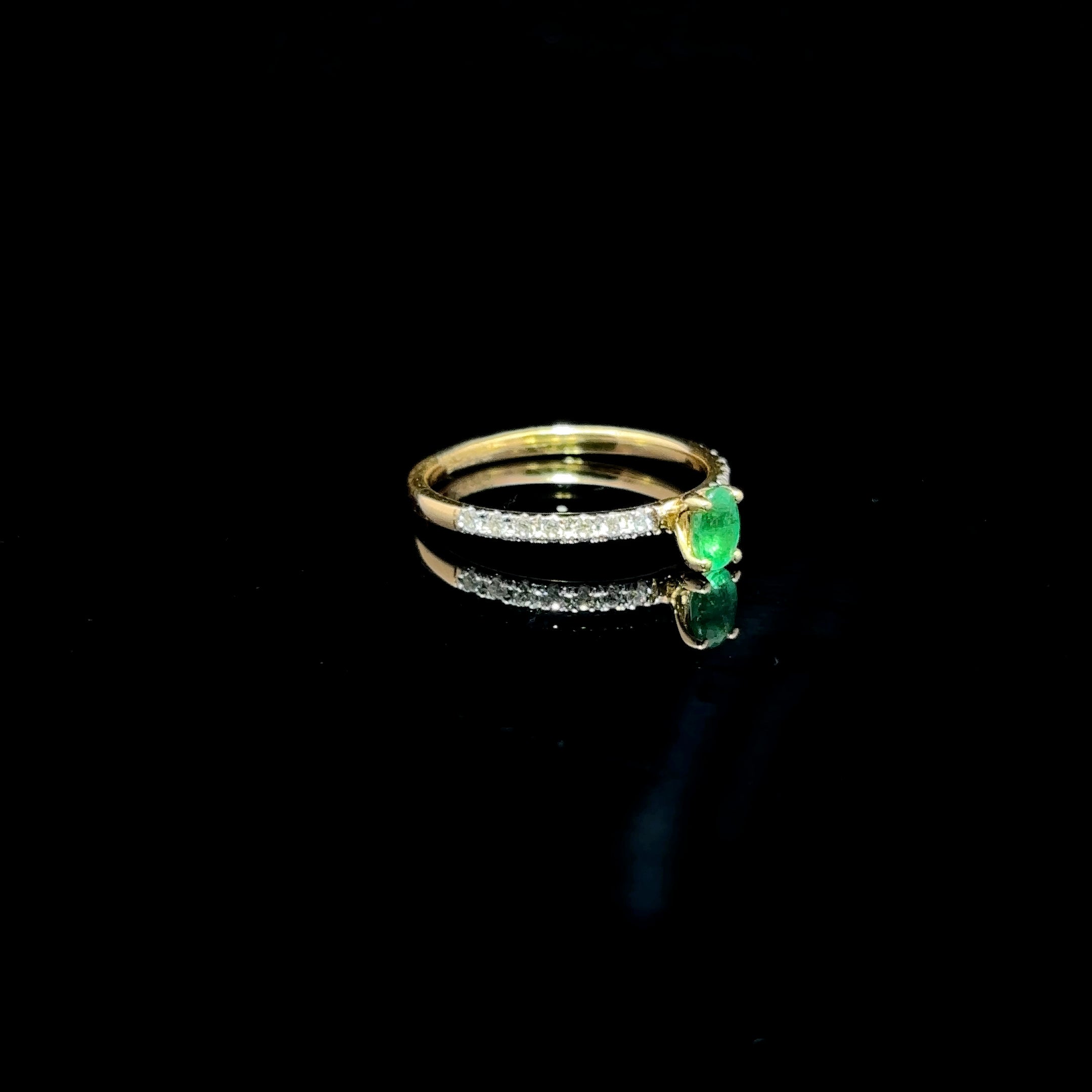 ANILLO DE ORO CON DIAMANTES Y ESMERALDA