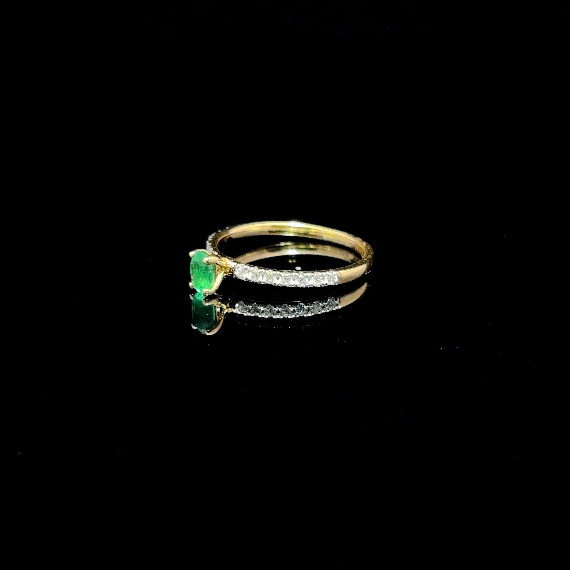 ANILLO DE ORO CON DIAMANTES Y ESMERALDA