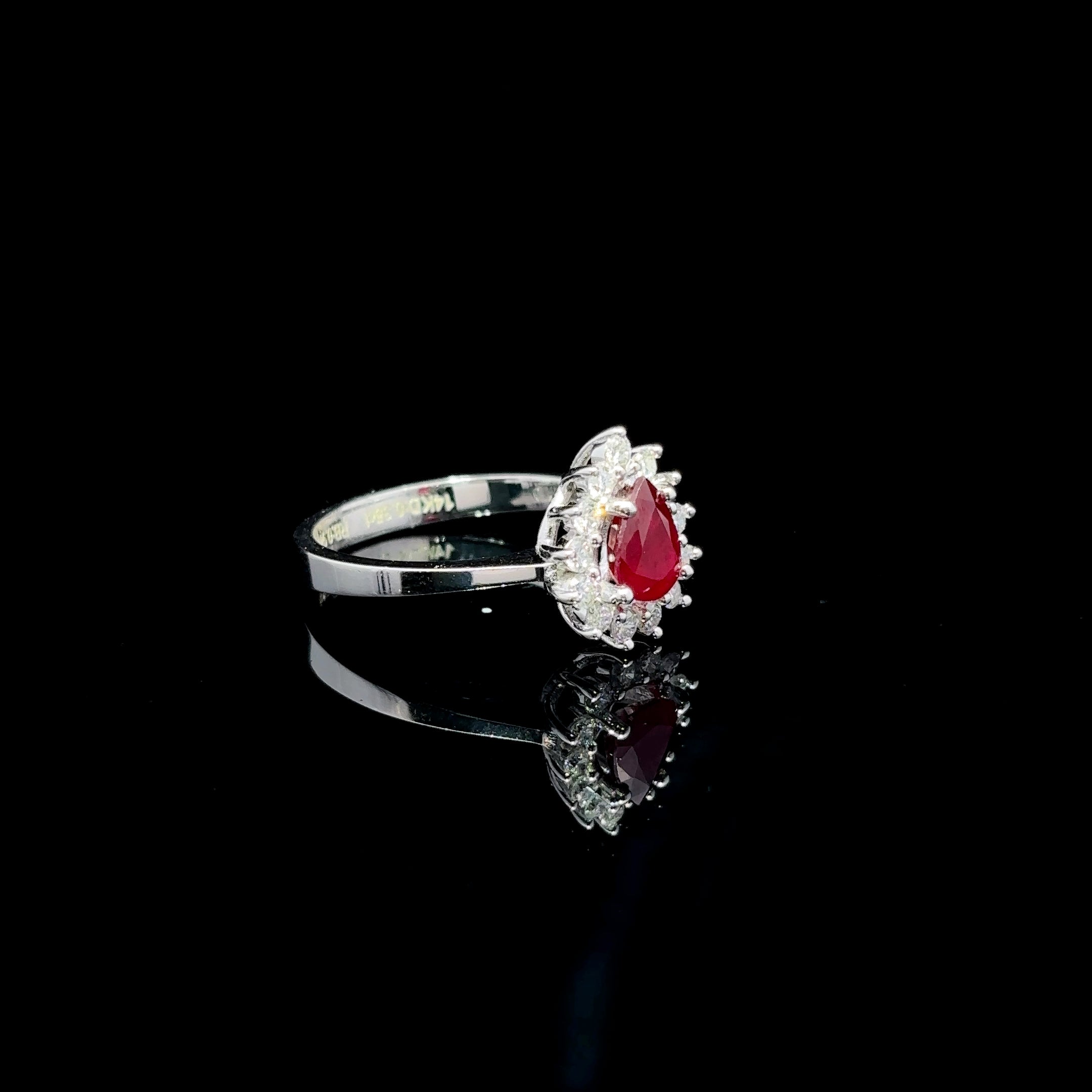 ANILLO DE ORO CON DIAMANTES Y RUBI