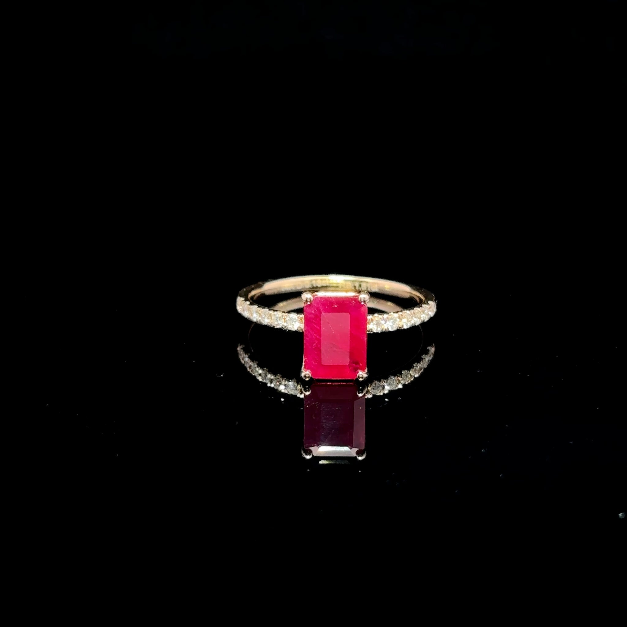 ANILLO DE ORO CON DIAMANTES Y RUBI
