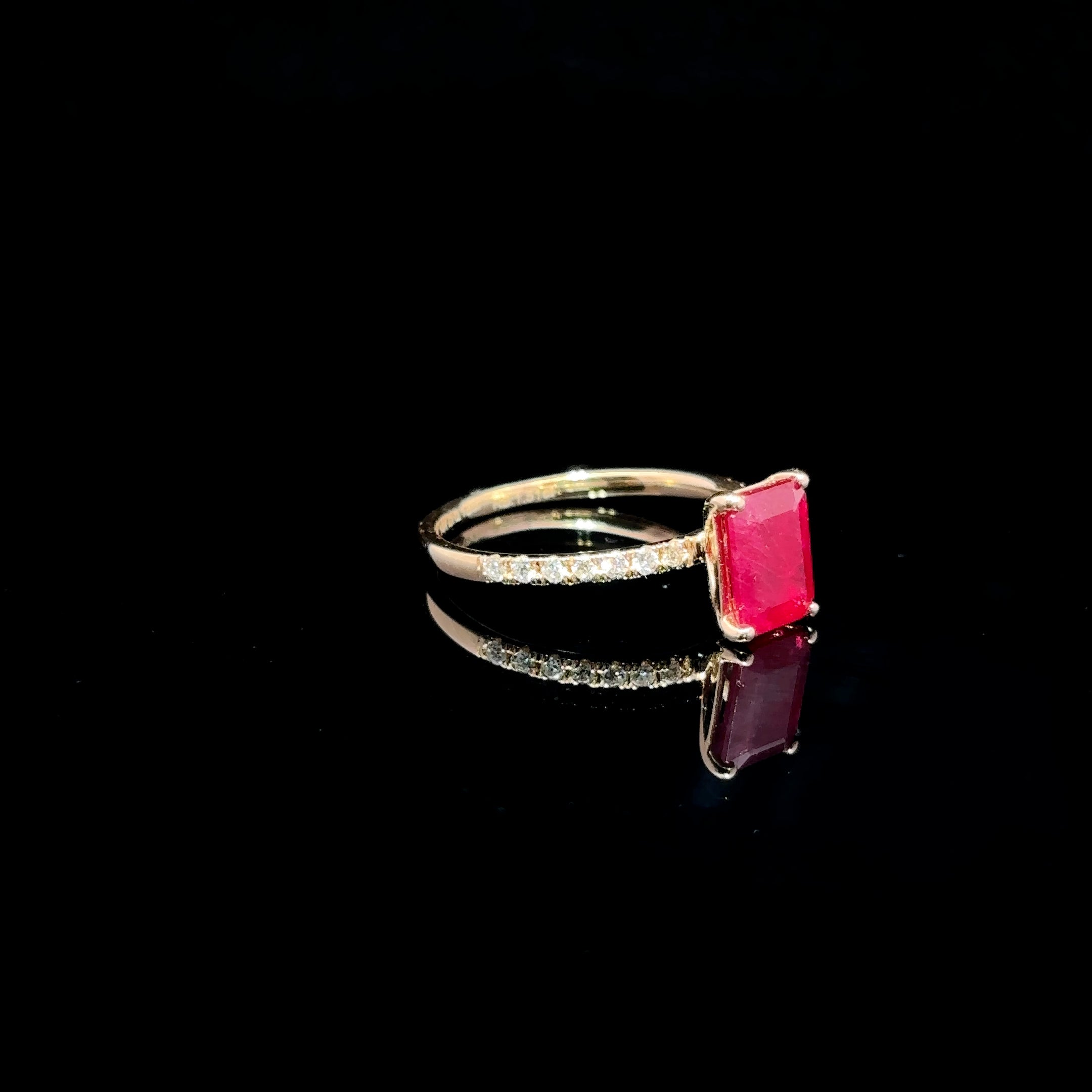 ANILLO DE ORO CON DIAMANTES Y RUBI