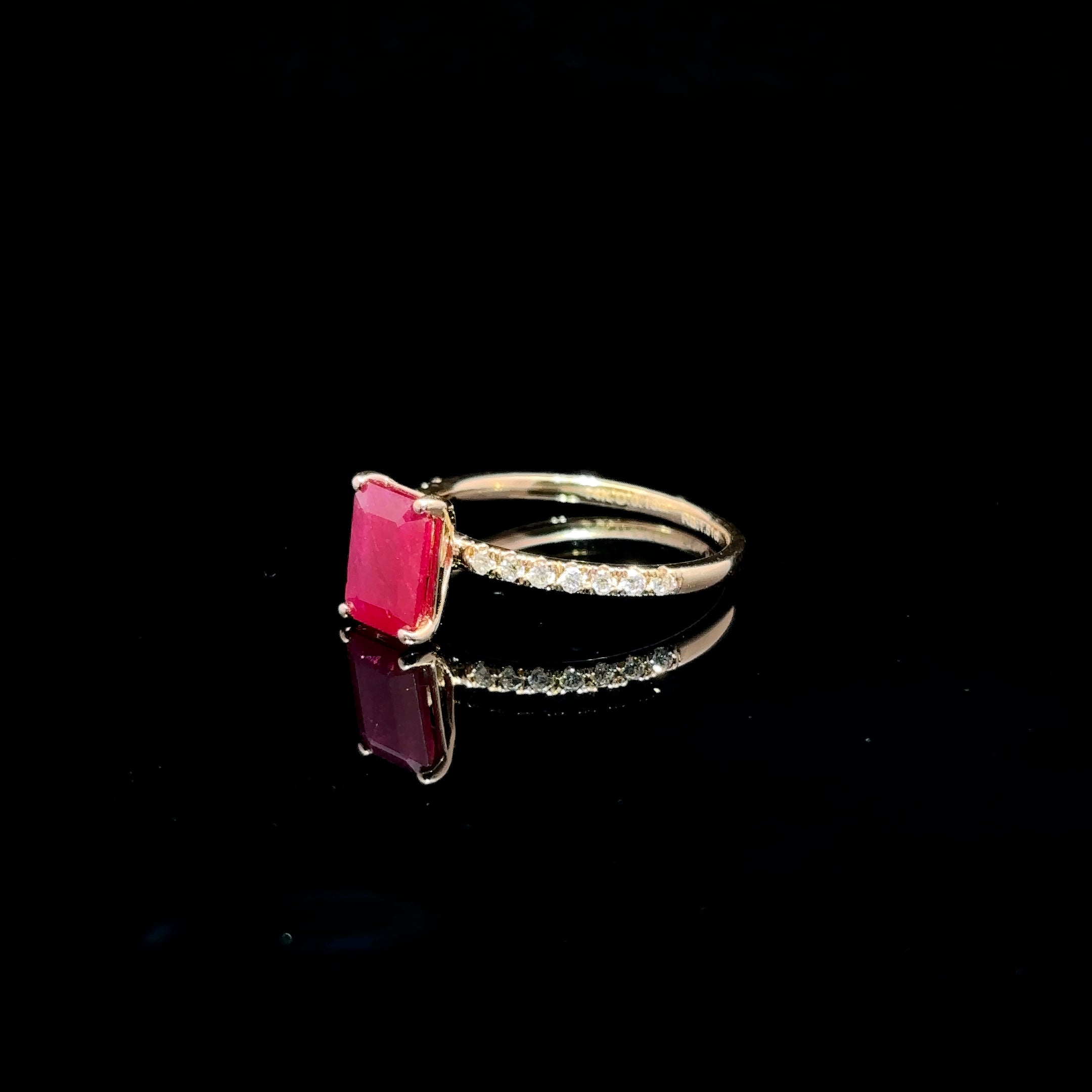 ANILLO DE ORO CON DIAMANTES Y RUBI