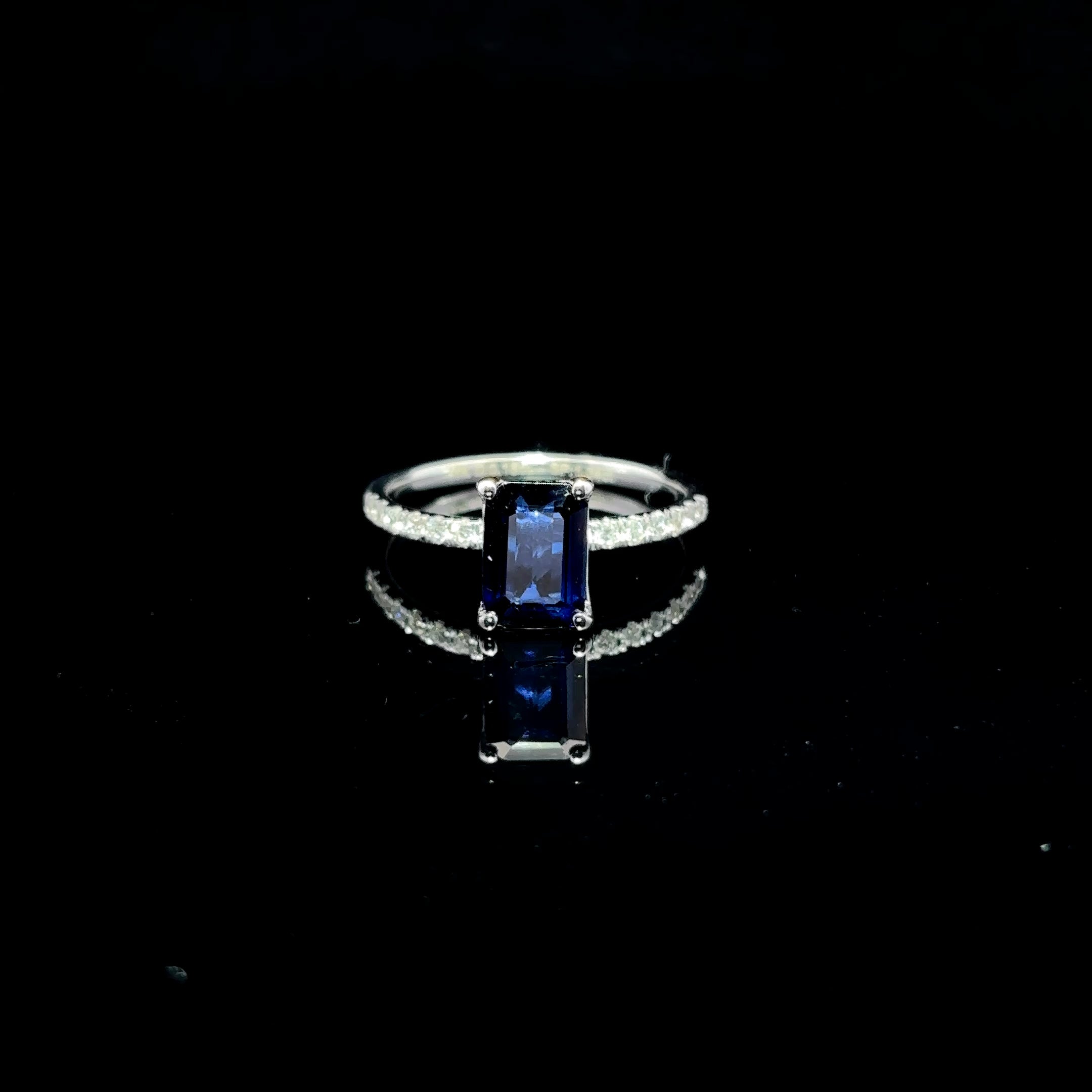 ANILLO DE ORO CON DIAMANTEES Y ZAFIRO