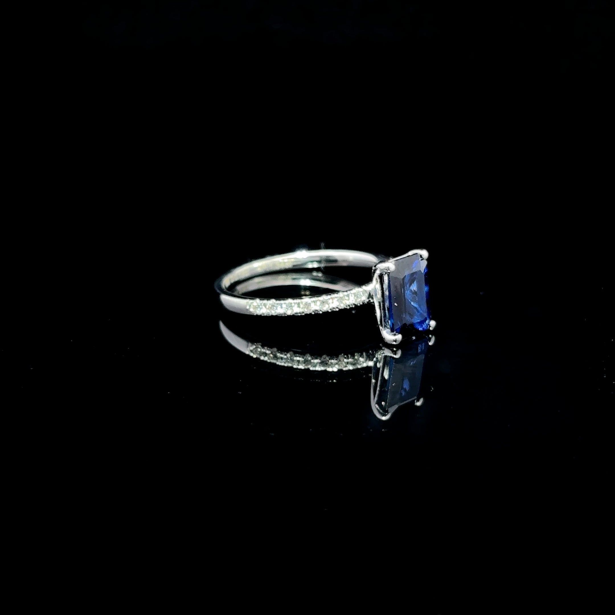 ANILLO DE ORO CON DIAMANTEES Y ZAFIRO