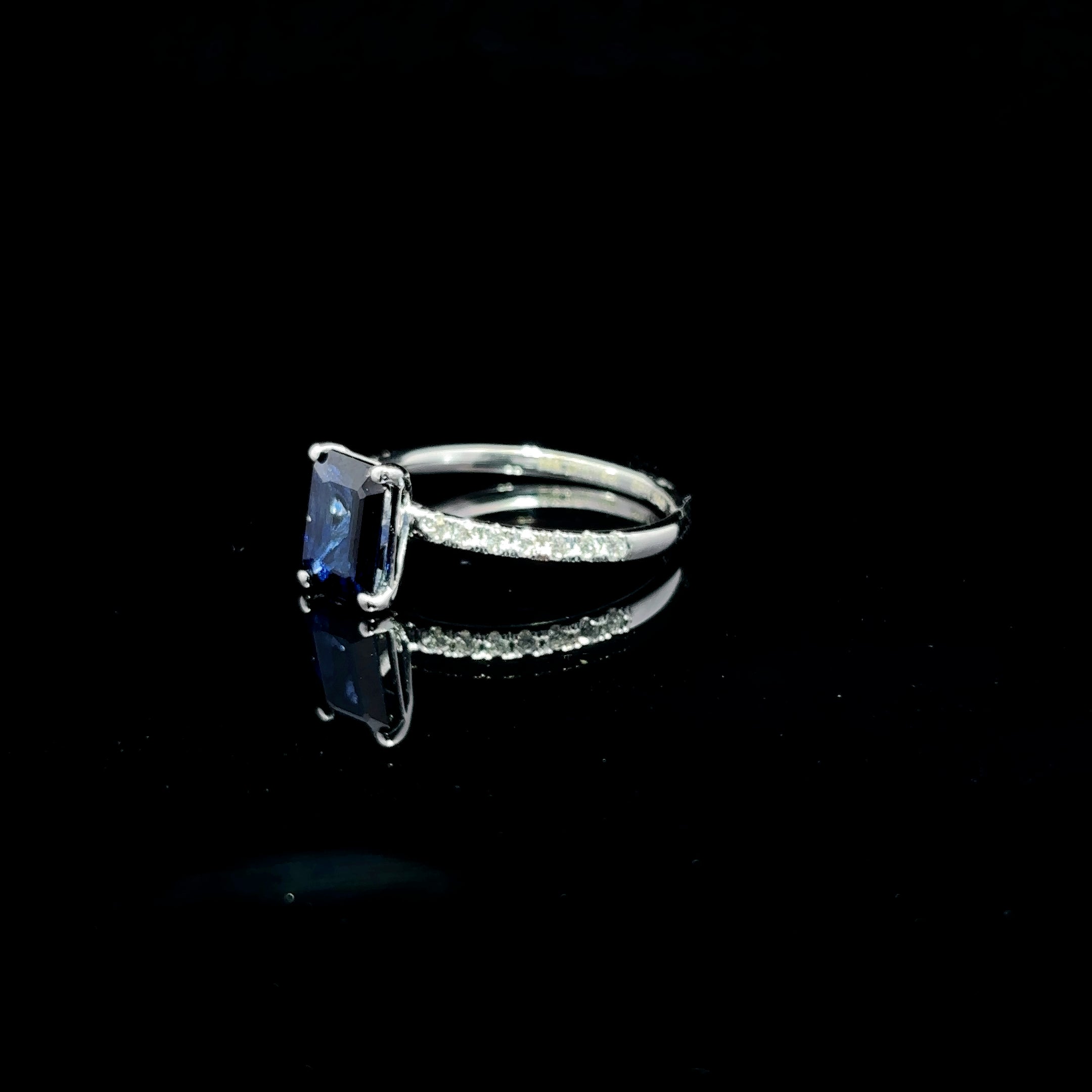 ANILLO DE ORO CON DIAMANTEES Y ZAFIRO