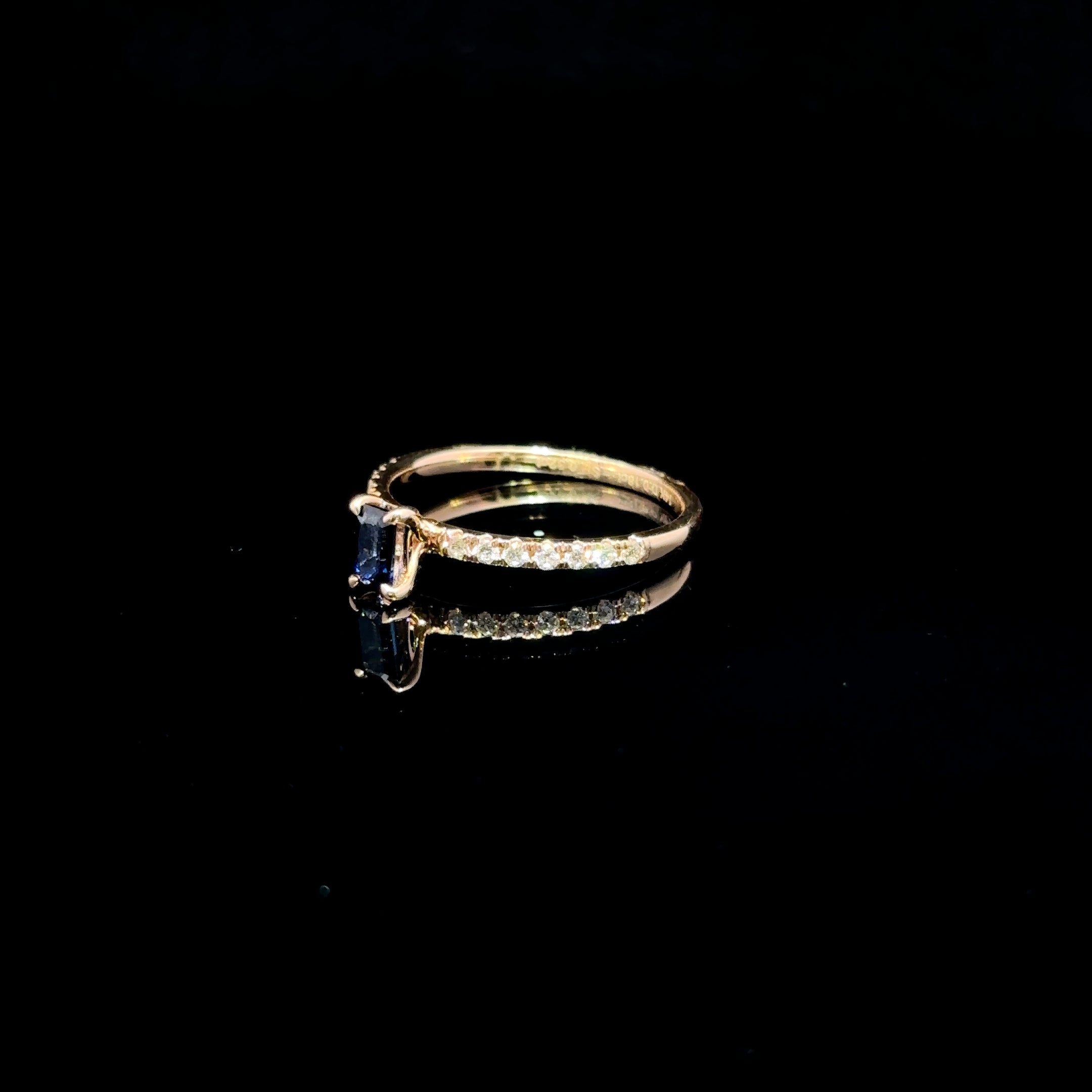 ANILLO DE ORO CON ZAFIRO Y DIAMANTES