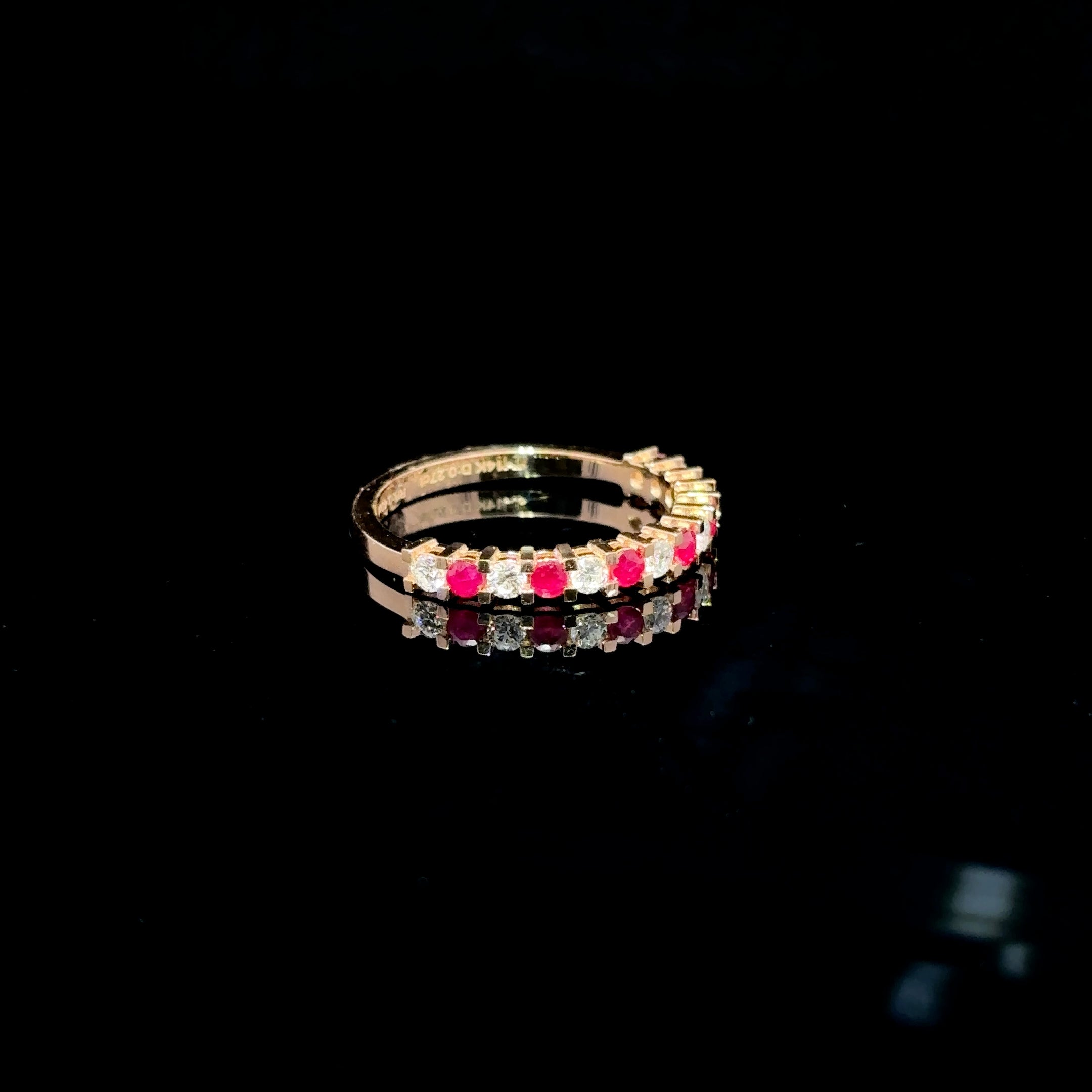 ANILLO DE ORO CON DIAMANTES Y RUBI