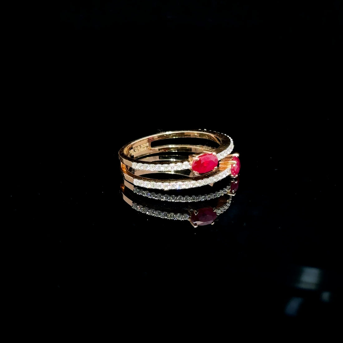 ANILLO DE ORO CON DIAMANTES Y RUBI