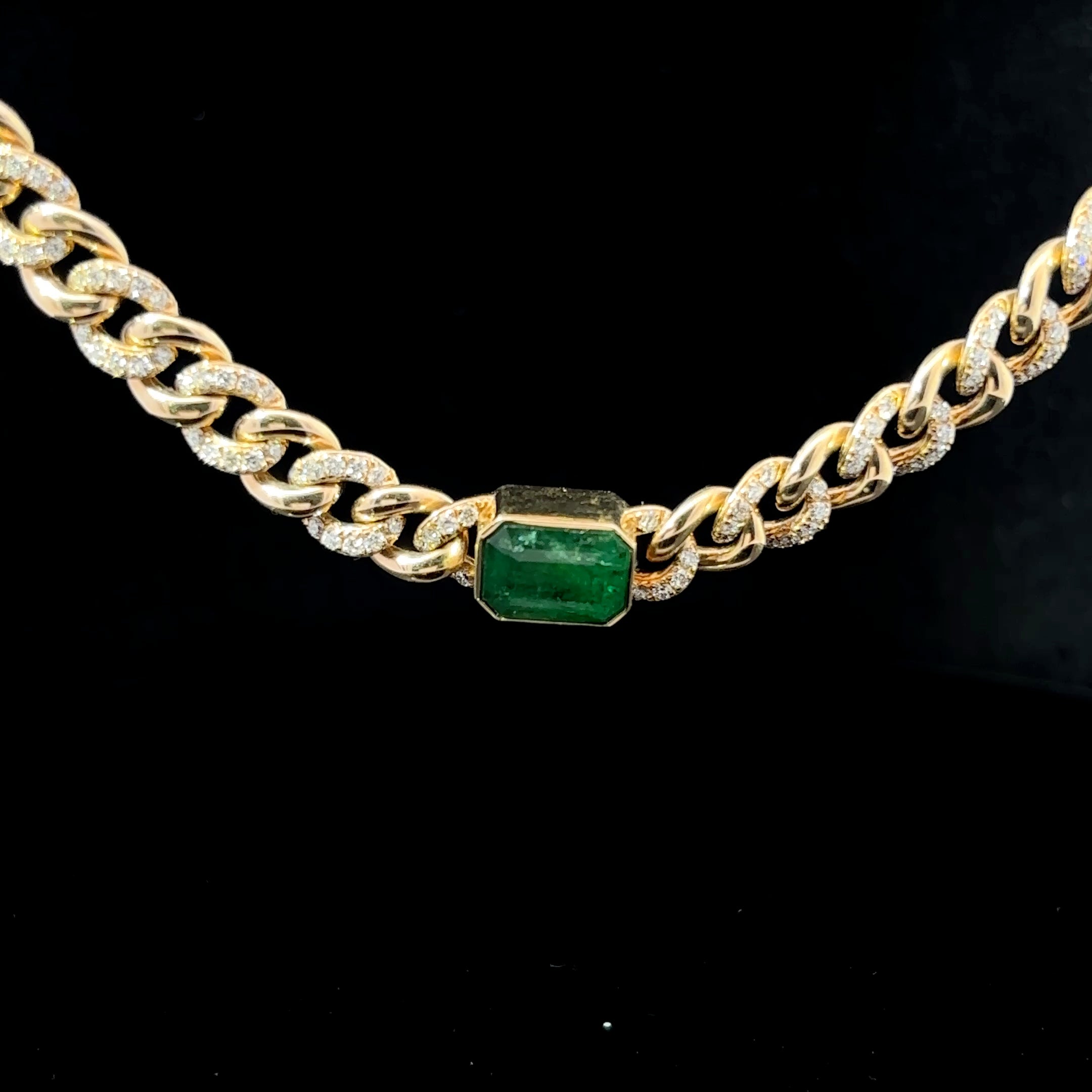 COLLAR DE ORO CON ESMERALDA Y DIAMANTES