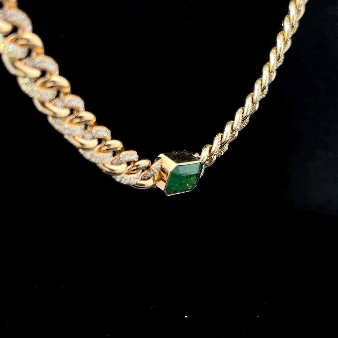 COLLAR DE ORO CON ESMERALDA Y DIAMANTES