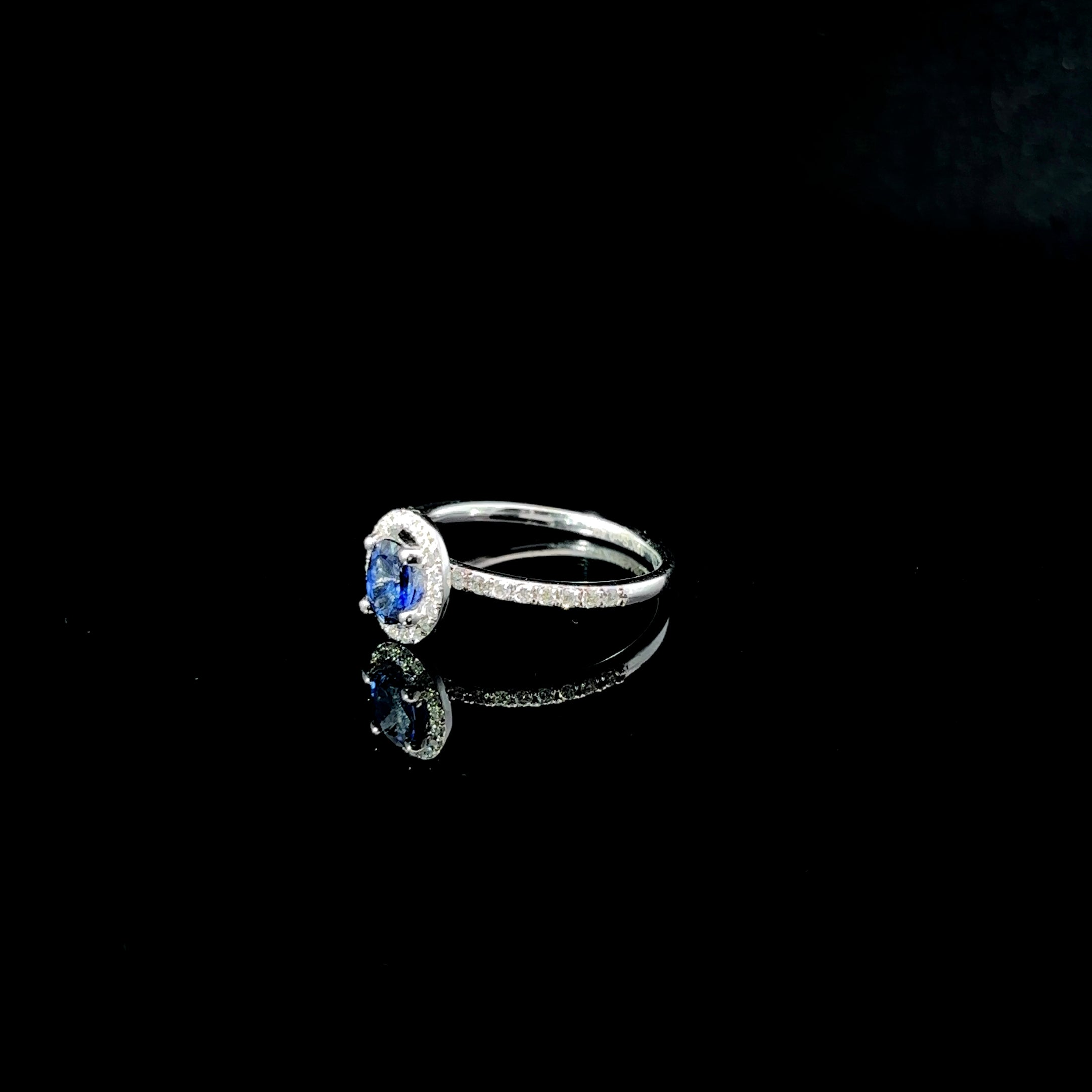 ANILLO DE ORO CON ZAFIRO Y DIAMANTES