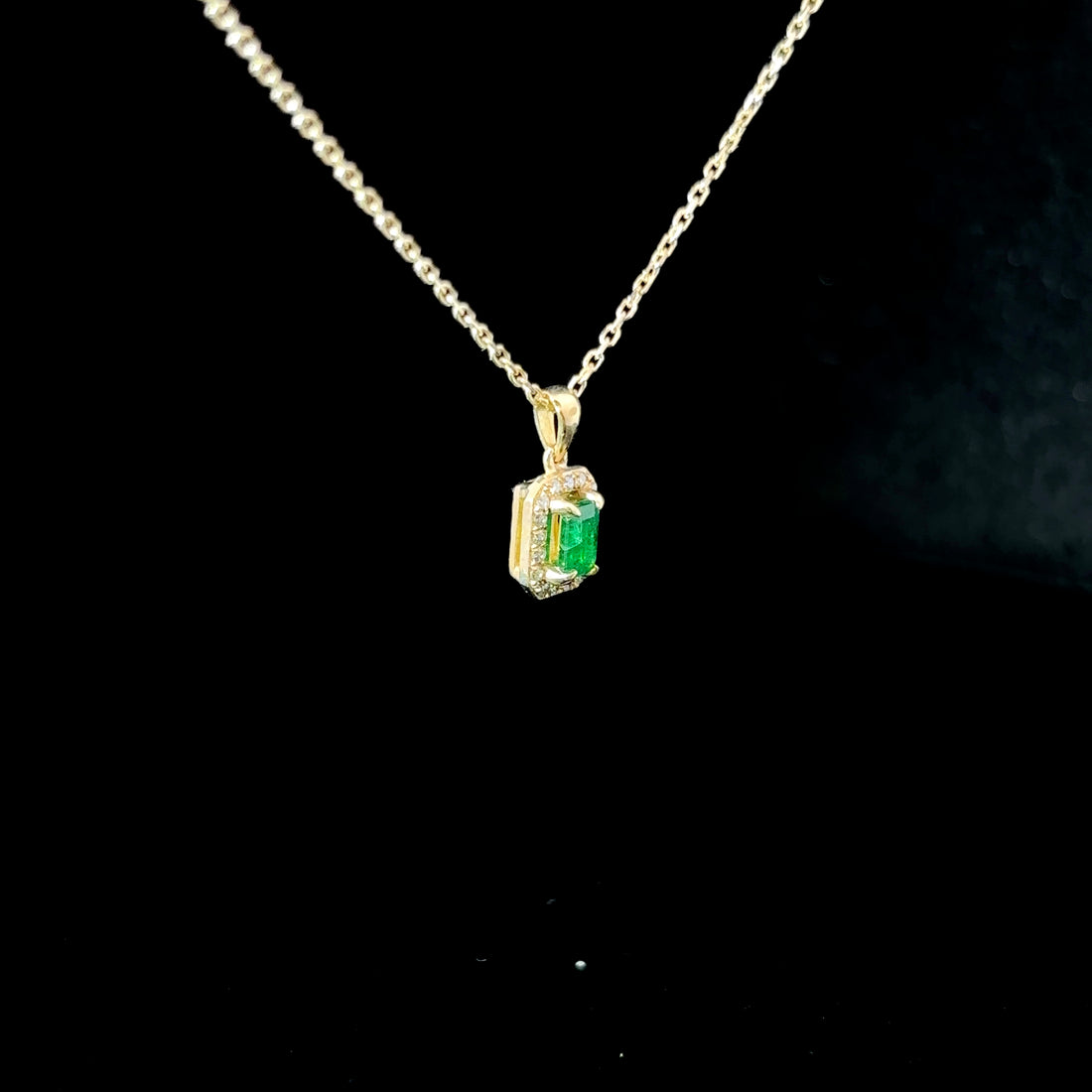 COLLAR DE ORO CON ESMERALDA Y DIAMANTES