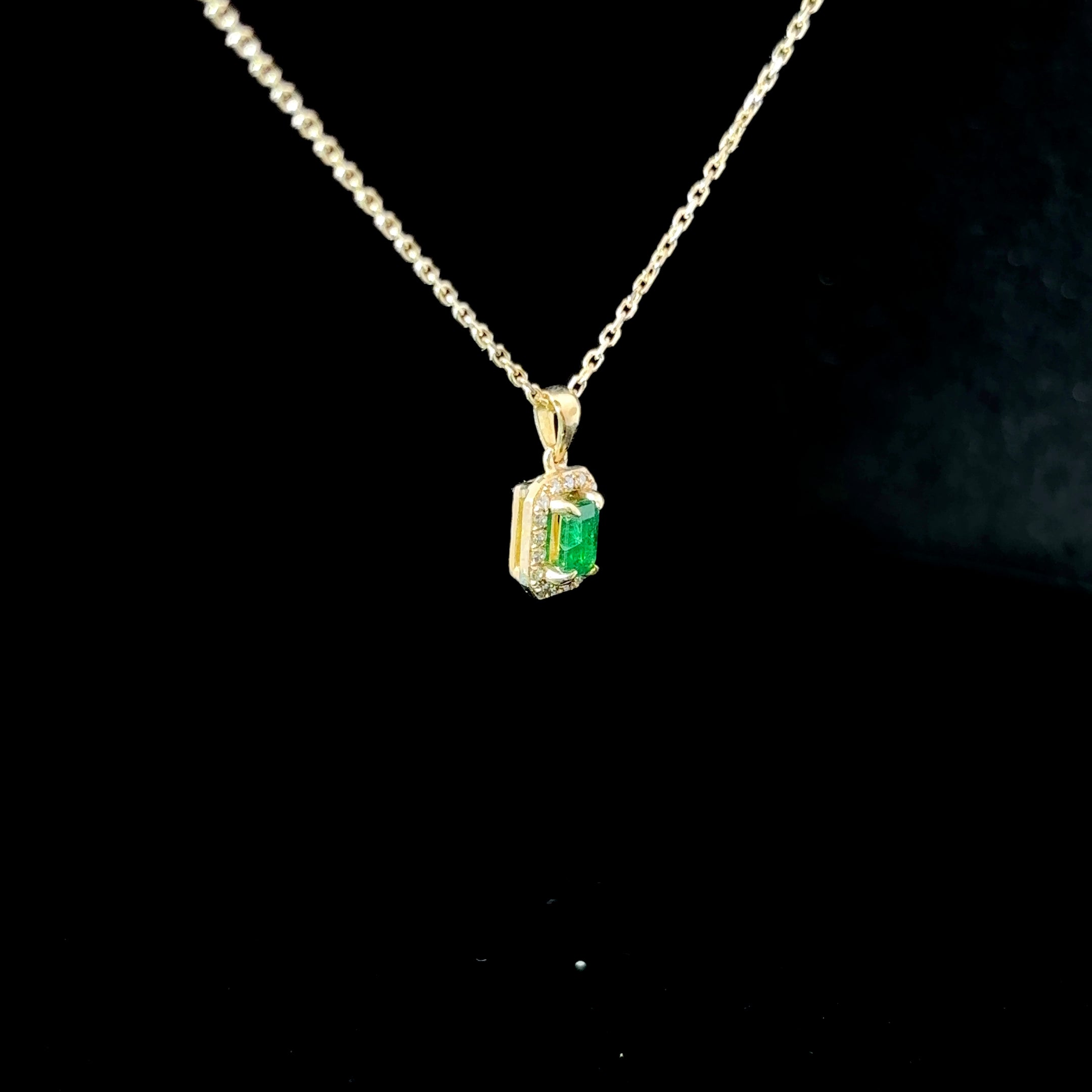 COLLAR DE ORO CON ESMERALDA Y DIAMANTES