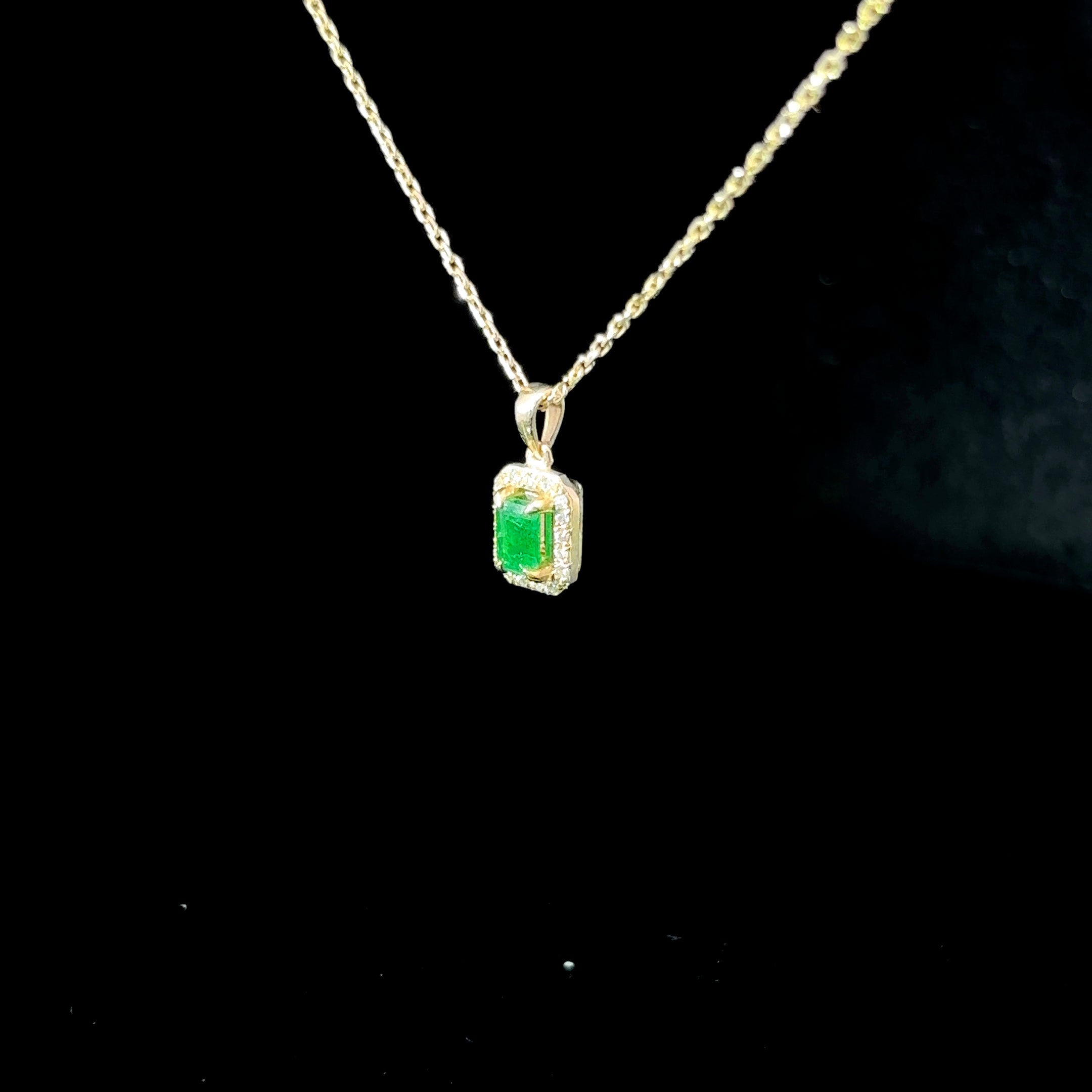 COLLAR DE ORO CON ESMERALDA Y DIAMANTES