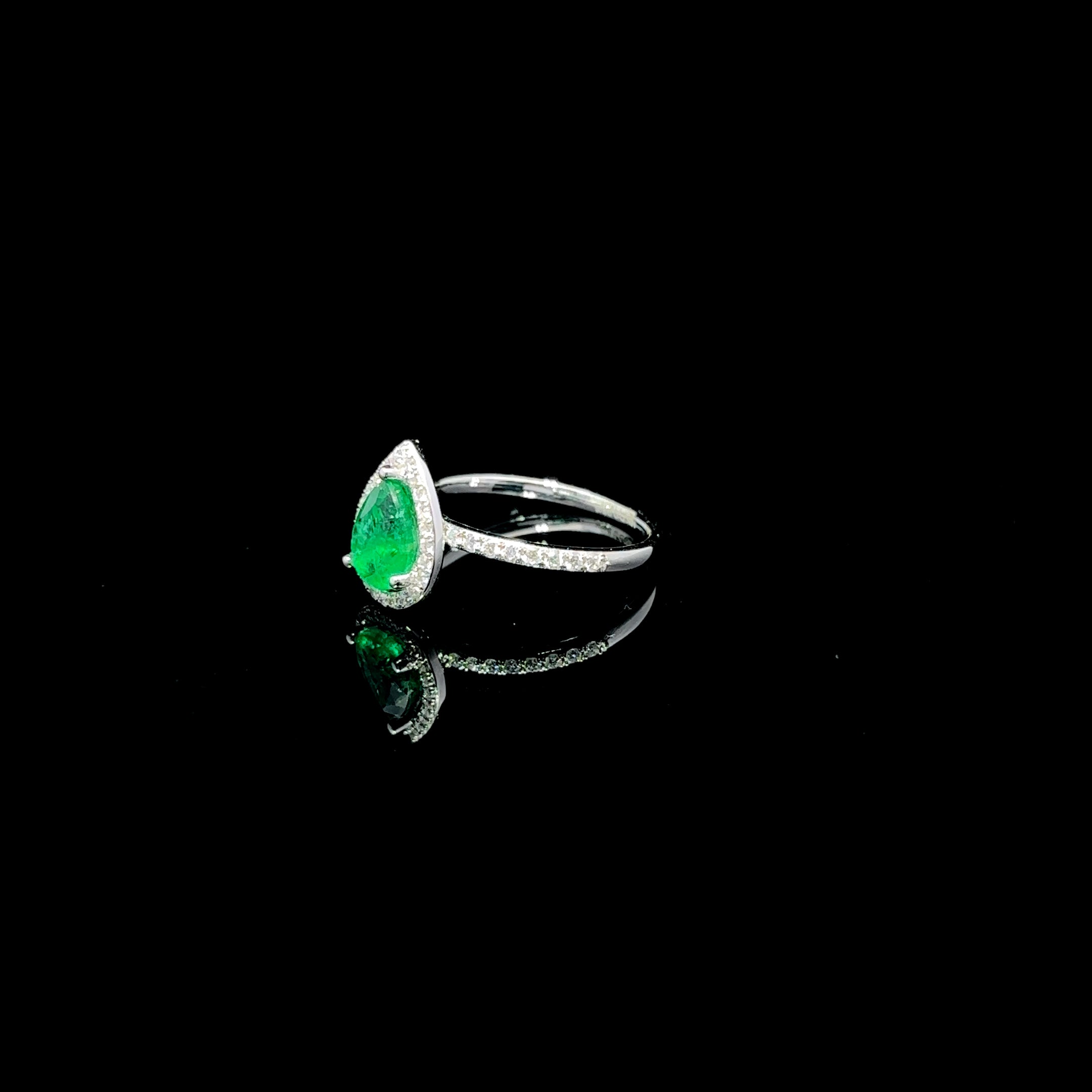 ANILLO DE ORO CON DIAMANTES Y ESMERLADA