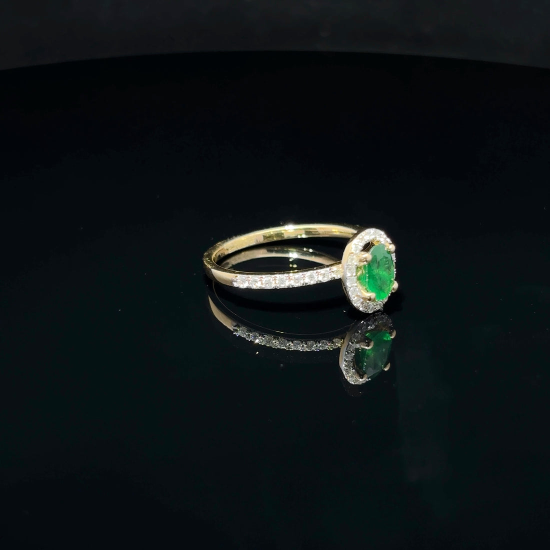 ANILLO DE ORO CON ESMERALDA Y DIAMANTES