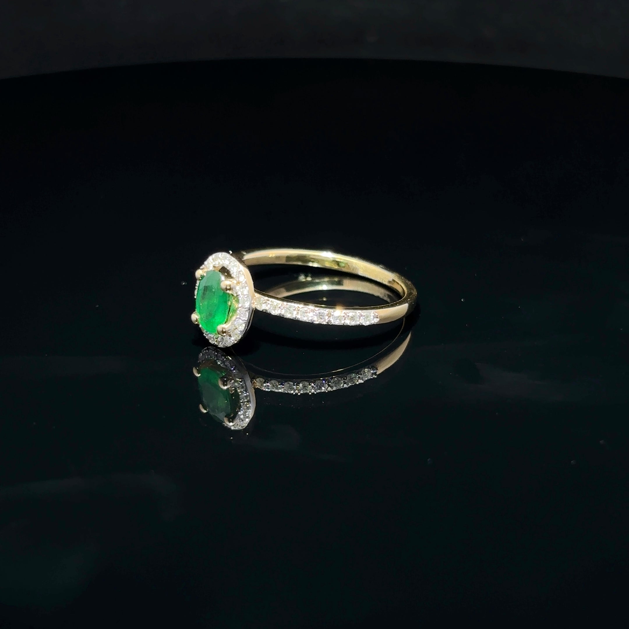 ANILLO DE ORO CON ESMERALDA Y DIAMANTES