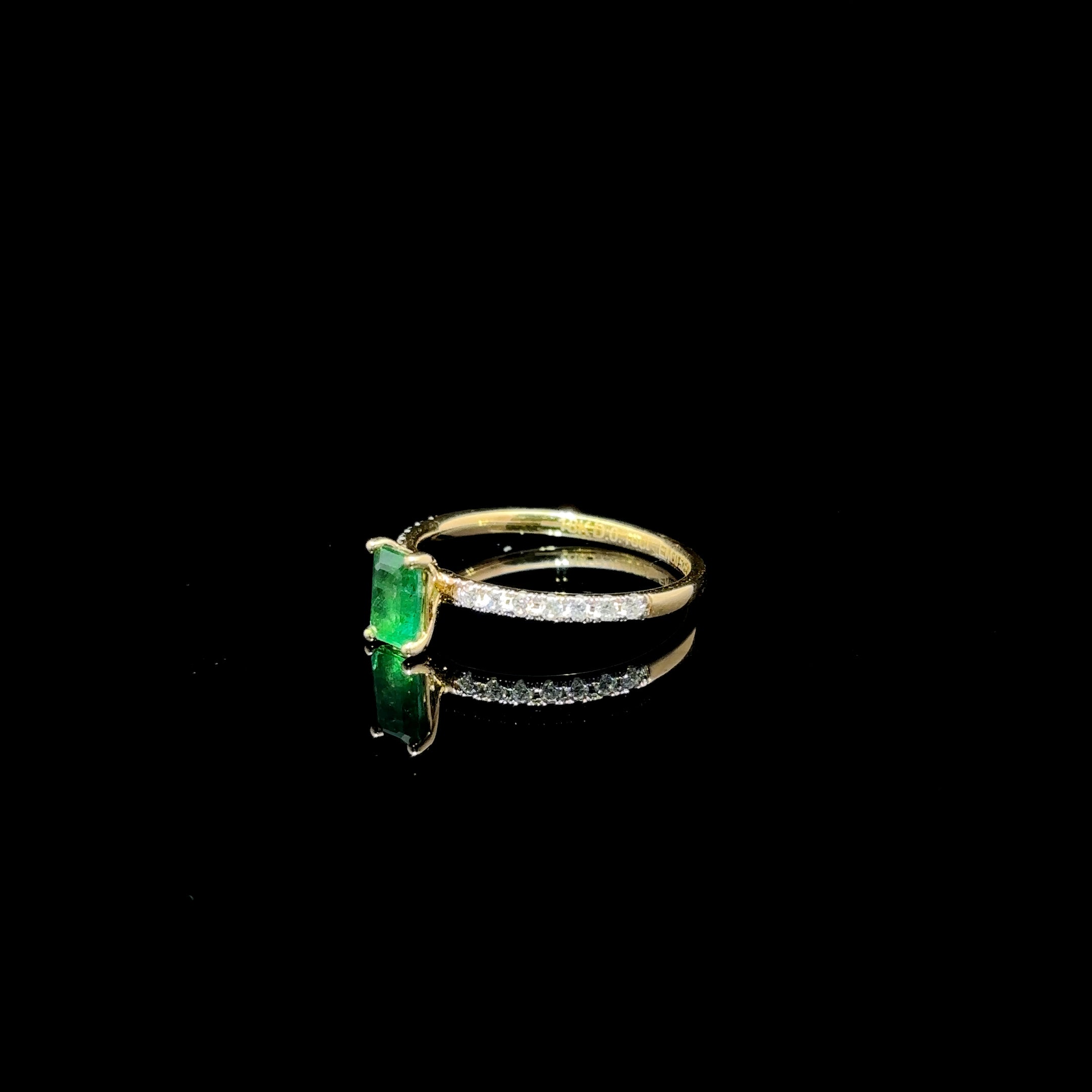 ANILLO DE ORO CON DIAMANTES Y ESMERALDA