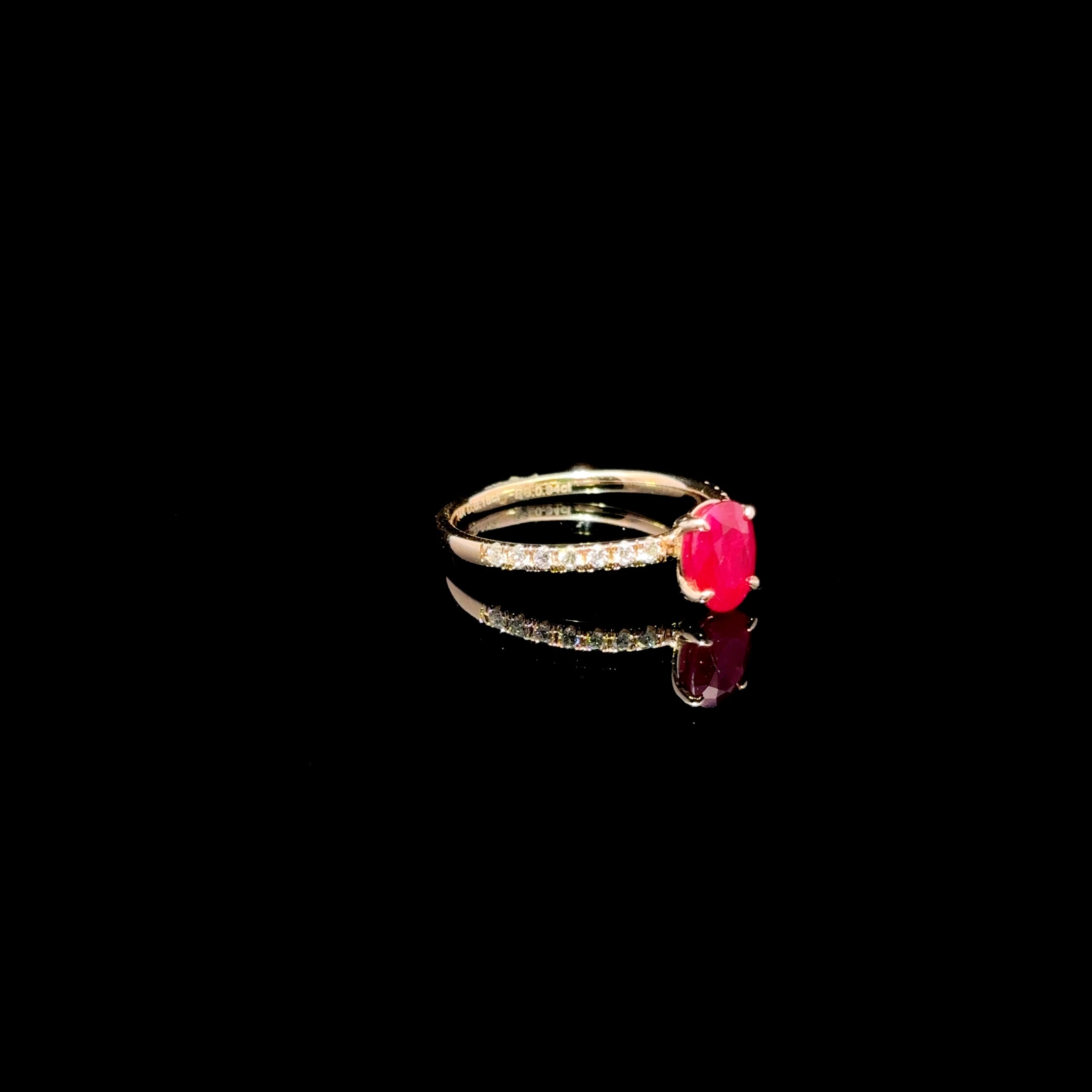 ANILLO DE ORO CON DIAMANTES Y RUBI