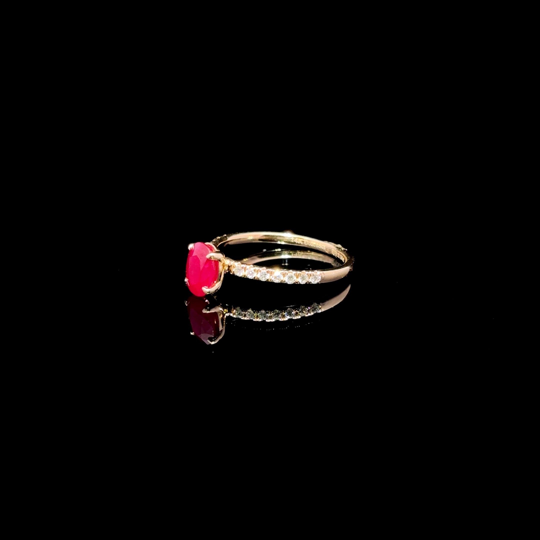ANILLO DE ORO CON DIAMANTES Y RUBI