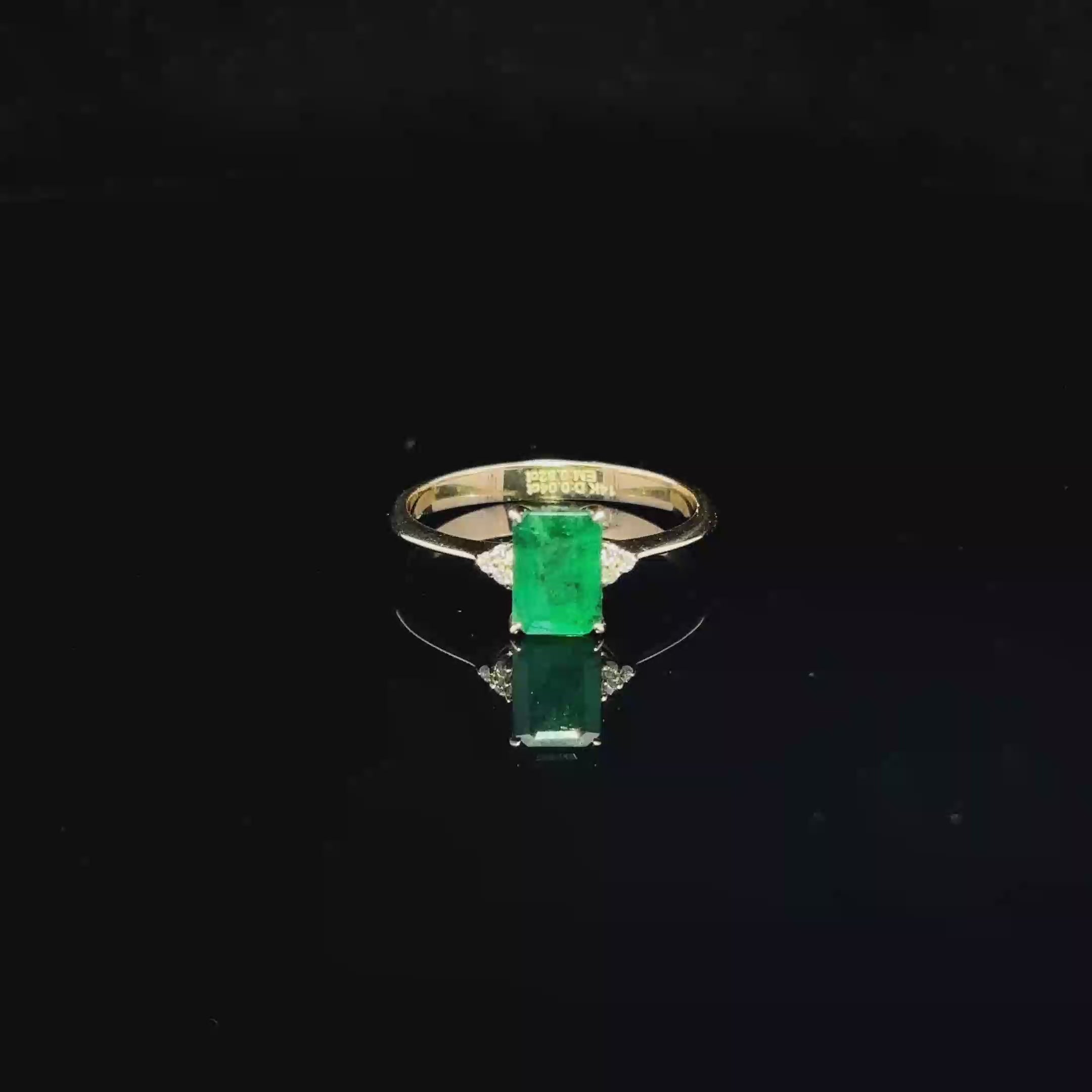 ANILLO DE ORO CON DIAMANTES Y ESMERALDA