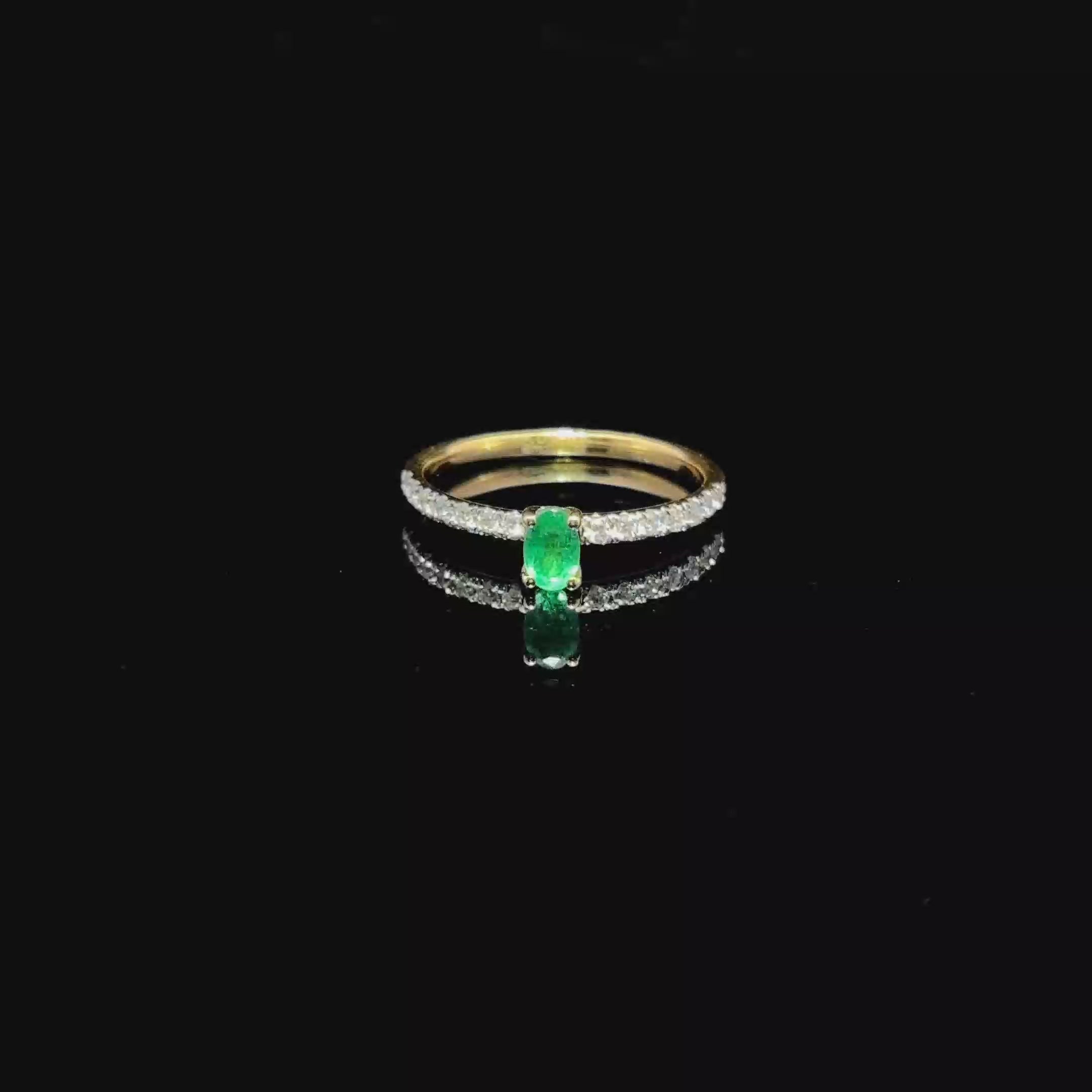 ANILLO DE ORO CON DIAMANTES Y ESMERALDA