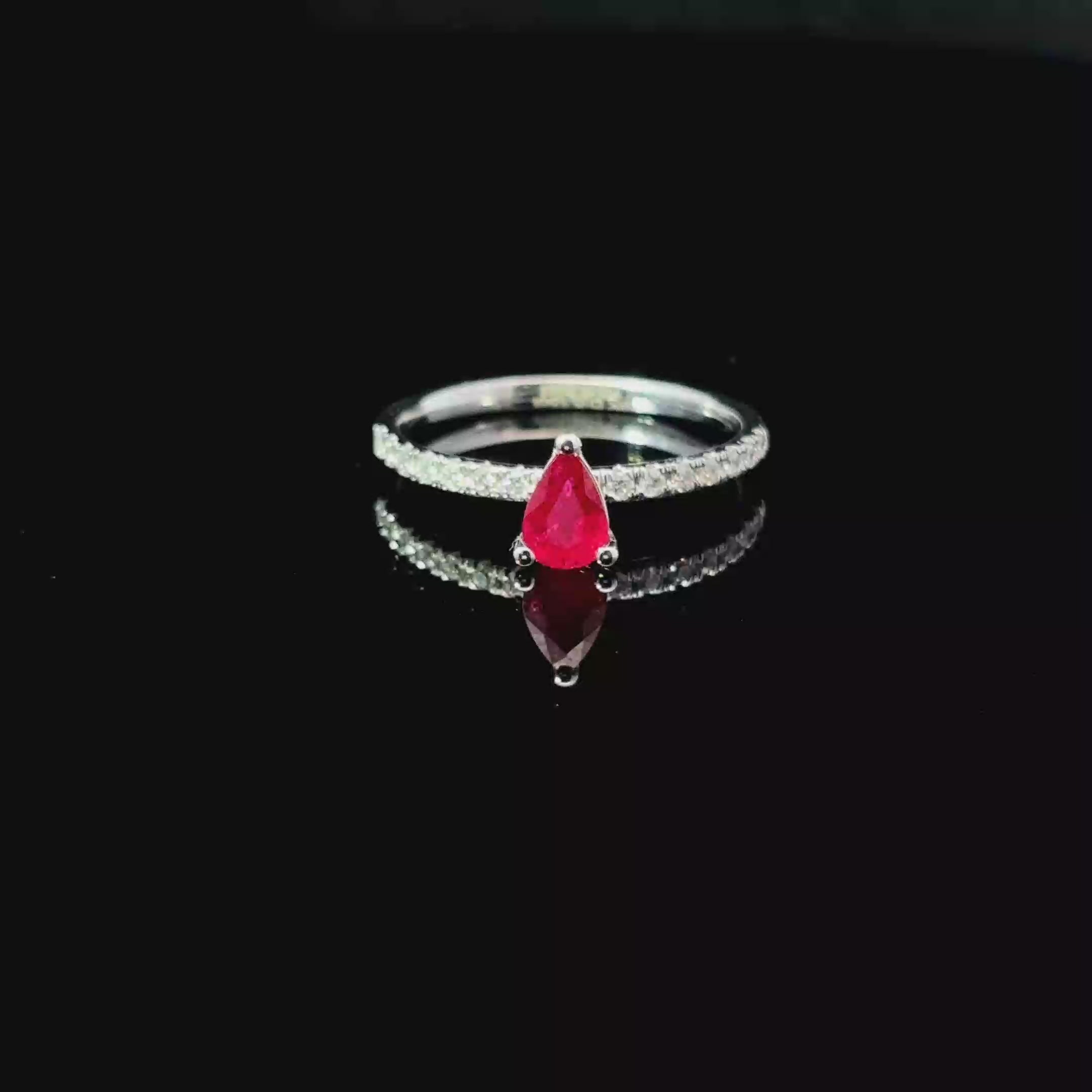 ANILLO DE ORO CON DIAMANTES Y RUBI