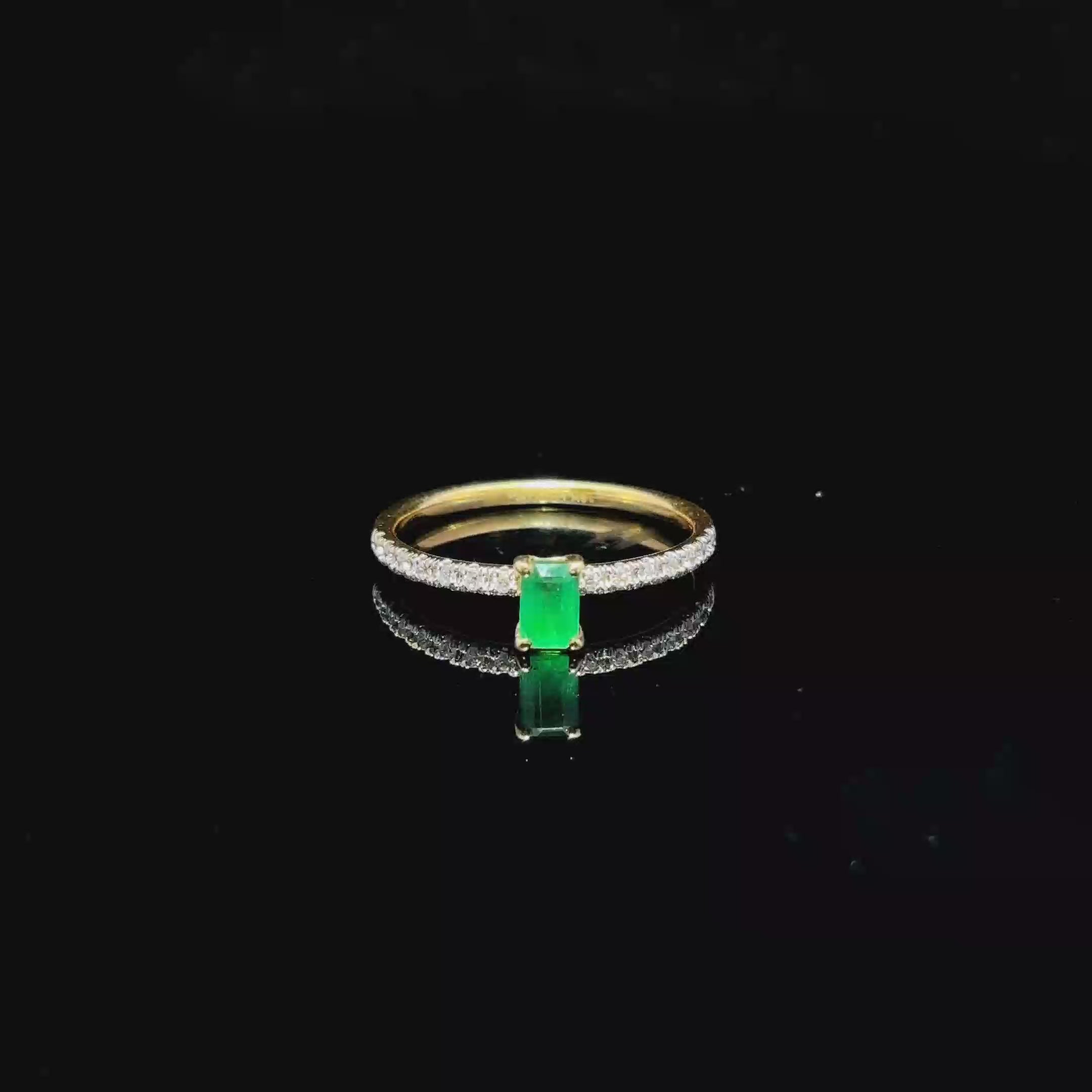 ANILLO DE ORO CON DIAMANTES Y ESMERALDA