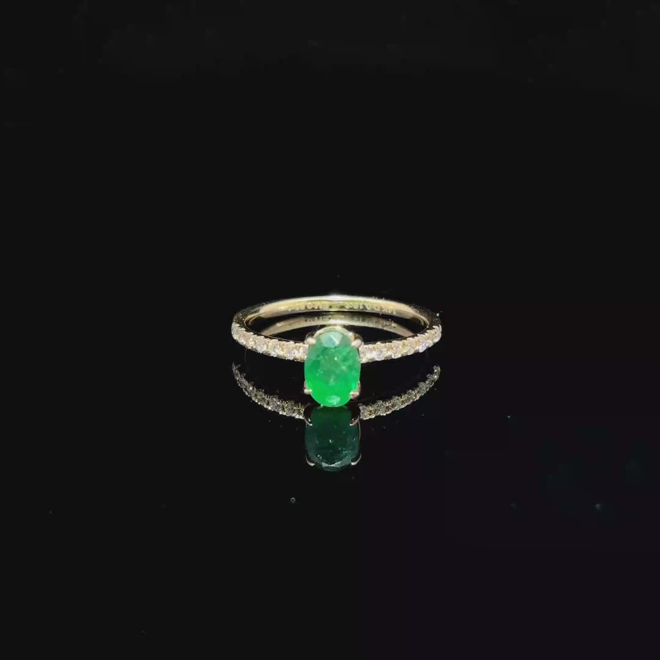 ANILLO DE ORO CON DIAMANTES Y ESMERALDA