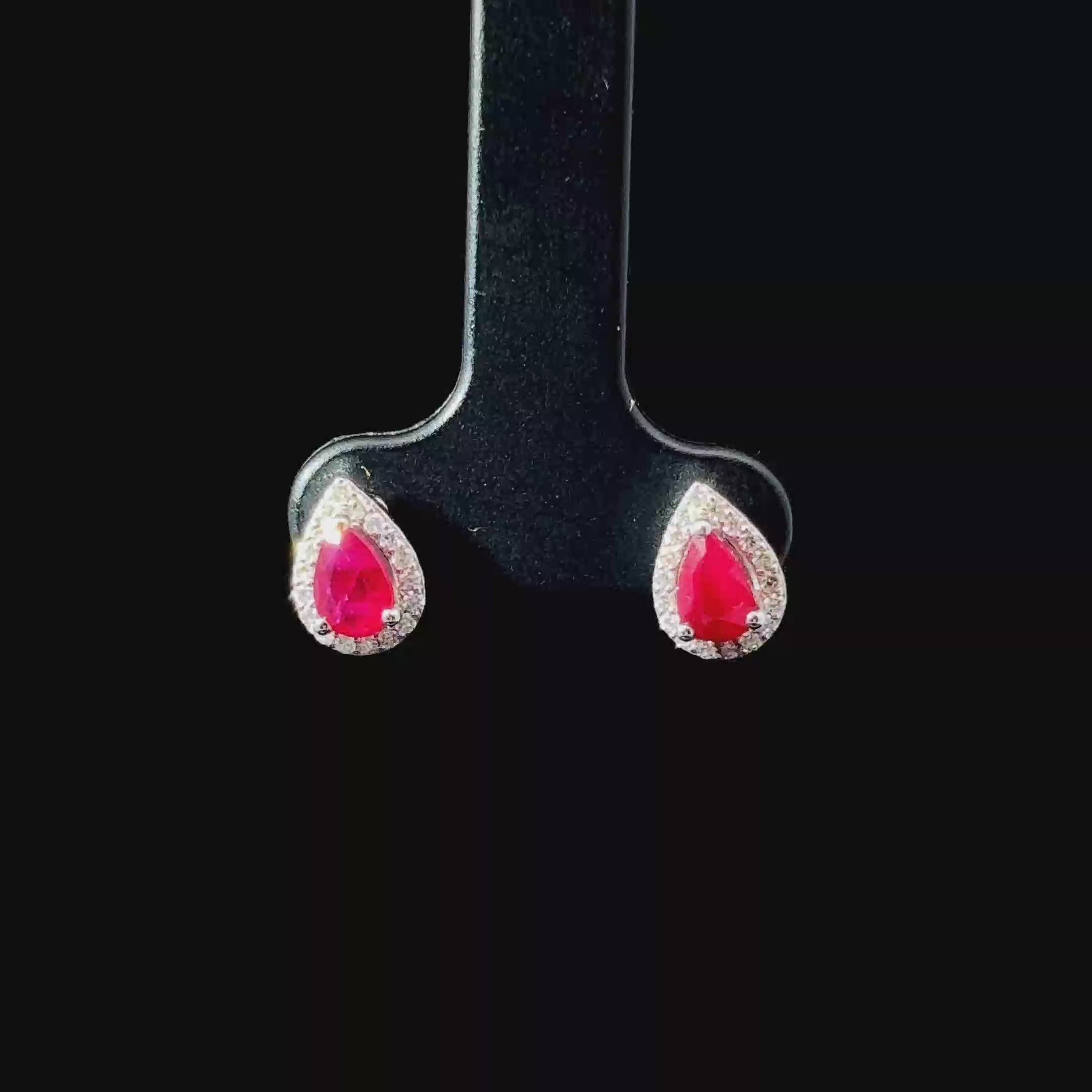 ARETES DE ORO CON DIAMANTES Y RUBI