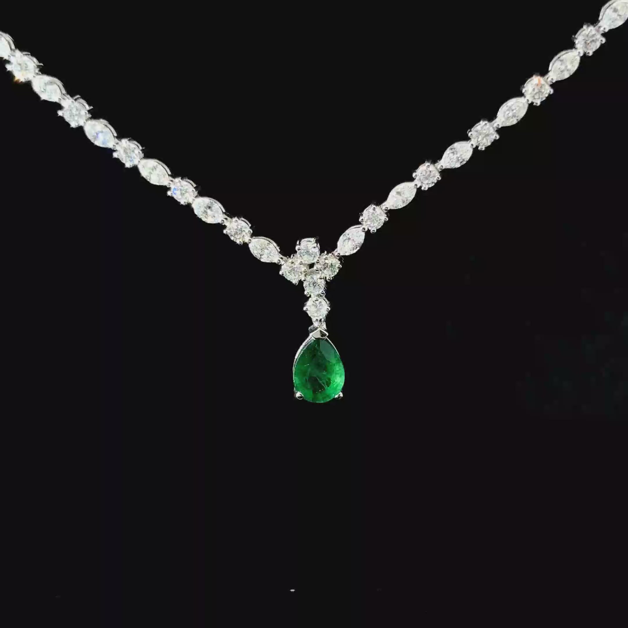 COLLAR DE ORO CON DIAMANTES Y ESMERLADA