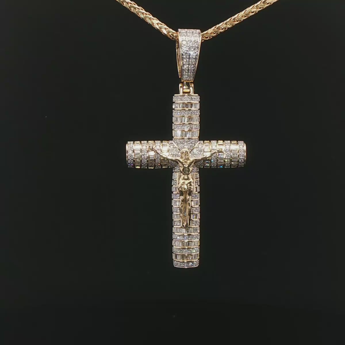 CRUZ DE ORO CON CRISTO Y DIAMANTES