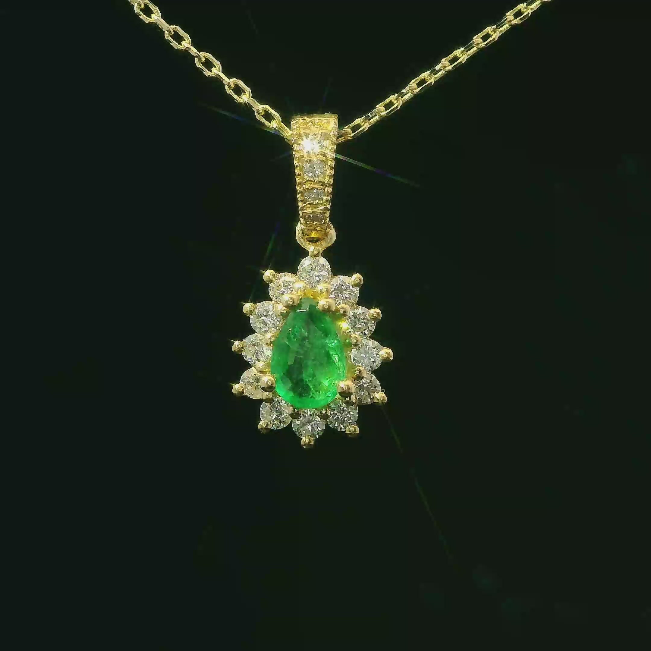 COLLAR DE ORO CON ESMERALDA Y DIAMANTES